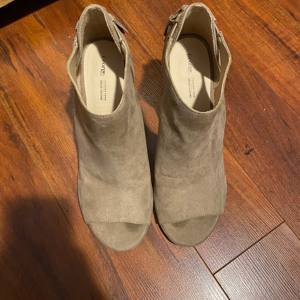 George heels - Picture 3 of 5